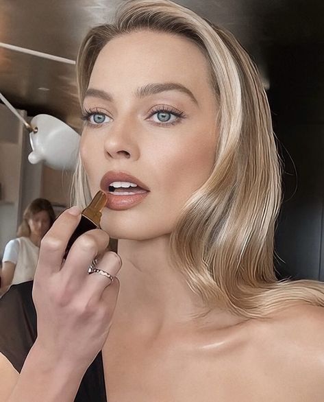 Margot Robbie Met Gala, Jennifer Aniston Makeup, Margot Robbie Makeup, Margot Robbie Red Carpet, Margot Robbie Hair, Dc Joker, Margot Robbie Style, Red Carpet Makeup, Natural Glam Makeup