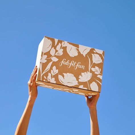 Found this gorgeous packaging design made for FabFitFun who offer subscription box full of nice things. I love the way how those handdrawn white flowers pop out on the brown carft paper box. #packagingdesign #boxdesign Subscription Box Branding, Giveaway Boxes Ideas, Unique Box Design, Subscription Box Packaging, Mailer Box Design, Subscription Box Design, Fab Fit Fun Box, Box Print, Creative Advertising Design