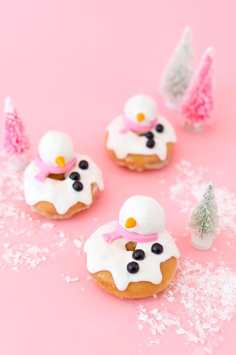 Melted Snowmen Holiday Donuts Snowman Donuts, Holiday Donuts, Donut Decorating Ideas, Snowman Treats, Christmas Donuts, Japan Candy, Donut Decorations, Melted Snowman, Snowman Cookies