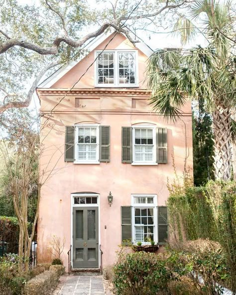 15 Most Stunning Pink Houses Pink Victorian House, Pink House Exterior, Exterior House Color, Stucco Homes, Pink Cottage, Charleston Homes, Casas Coloniales, Exterior Paint Colors For House, Casa Exterior