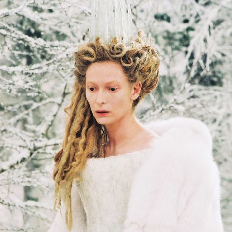 25 Halloween Makeup Ideas Inspired by Movie Characters White Witch Narnia, Snow Piercer, Female Movie Characters, Woman Movie, Tilda Swinton, White Witch, Halloween Makeup Easy, Chronicles Of Narnia, Snow Queen