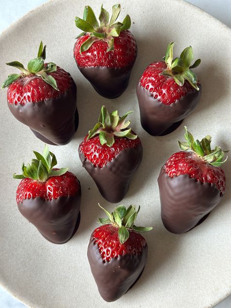 Dipped Strawberries Recipe, Dipped Strawberries, Chocolate Dipped Strawberries, Strawberry Dip, Food Projects, Chocolate Coating, Covered Strawberries, Chocolate Strawberries, Chocolate Covered Strawberries