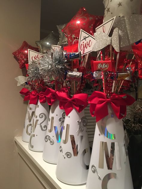 Cheer Team Dinner Decorations, Senior Cheer Boxes Ideas, Christmas Gift For Cheer Team, Cheer Banquet Centerpieces Diy, Senior Night Basket Ideas Cheer, Senior Night Gifts For Cheerleaders, Christmas Gifts For Cheerleaders, Cheerleader Banquet Ideas Centerpieces, Cheer Bouquet Ideas