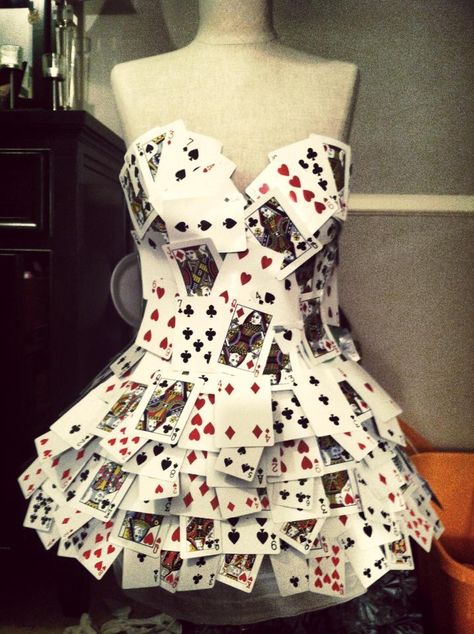 Anything But Clothes, Queen Of Hearts Halloween, Card Costume, Kostum Halloween, Heart Costume, Queen Of Hearts Costume, Hot Halloween Outfits, Recycled Dress, Paper Dress