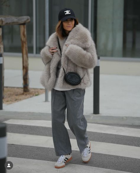 Grey Faux Fur Coat Outfit, Grey Faux Fur Jacket Outfit, Faux Fur Jacket Outfit Casual, Casual Fur Coat Outfit, Grey Fur Coat Outfit, Grey Trench Coat Outfit, Short Fur Coat Outfit, Faux Fur Jacket Outfit, Faux Fur Coats Outfit