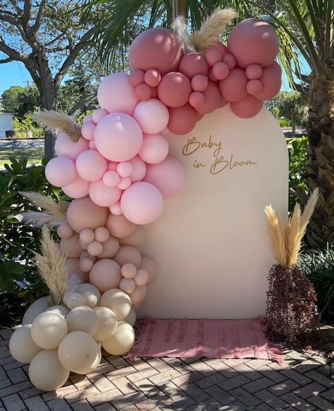 Pink And Brown Balloons, Pink And Nude Balloon Garland, Ballon Arch Design, Baby Shower Mujer, Balloon Arch With Flowers, Baby In Bloom Backdrop, Beige Balloon Garland, Oh Baby Backdrop, Baby Shower Balloons Girl