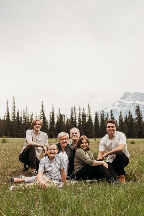 A Family Photoshoot in Banff - High-End Montreal Wedding Photographer | Aliza Dworkind Photography Serving Couples Canada-Wide Family Photography 6 People, Family Photoshoot With Adults, 7 Person Family Photoshoot, Big Family Outdoor Photoshoot, Family Shoot Outdoor, Big Family Poses Photography, Outdoor Family Photos Older Children, Cloudy Family Photoshoot, Photoshoot Big Family