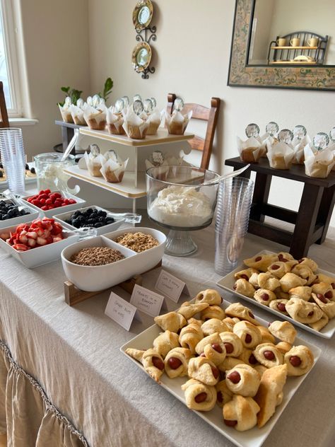 Breakfast Bar Display Ideas, Brunch Party Ideas Buffet Tables, Parfait Display Party Ideas, Brunch Parfait Bar, Bridal Shower Food Table Display Buffet, Brunch Food Bridal Shower Ideas, Brunch Serving Table, Brunch Food Table Display, Bridal Shower Brunch Food Ideas Breakfast Recipes Yogurt Parfait Bar