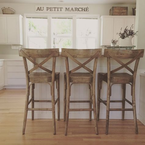 Little Farmstead: Farmhouse Kitchen (Simple Solutions) Kitchen Island Decor Ideas, Trendy Farmhouse Kitchen, Farmhouse Bar Stools, Island Chairs, Classy Kitchen, Island Stools, Farmhouse Kitchen Island, Kitchen Island Decor, Stools For Kitchen Island