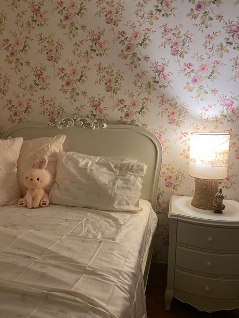 pink bedroom Coquette Wallpaper For Room, Coquette Wallpaper For Bedroom, Coquet Bedroom, Bedroom Coqquete, Cotteque Bedroom, Coquette Pink Bedroom, Coquette Wallpaper Bedroom, Pink Vintage Aesthetic Bedroom, Coquette Bedroom Wallpaper