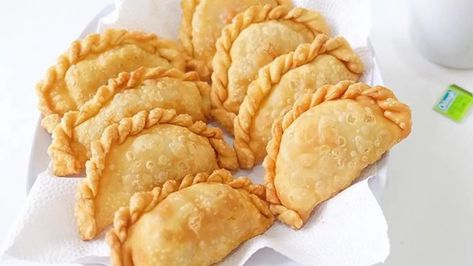 Ladies, ayo coba buat kulit pastel super renyah yang akan bikin weekend makin berkesan. Indonesian Food Traditional, Curry Puff Recipe, Traditional Cakes, Asian Desserts, Indonesian Food, Biscuit Recipe, Sweet Cakes, Yummy Cookies, Food Network