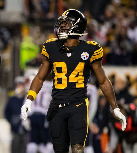 Antonio Brown With Steelers Brown Pfp, Antonio Brown Steelers, Antonio Brown, Nba Players, Pittsburgh Steelers, Nfl Football, Brown Fashion, Pittsburgh, Nba