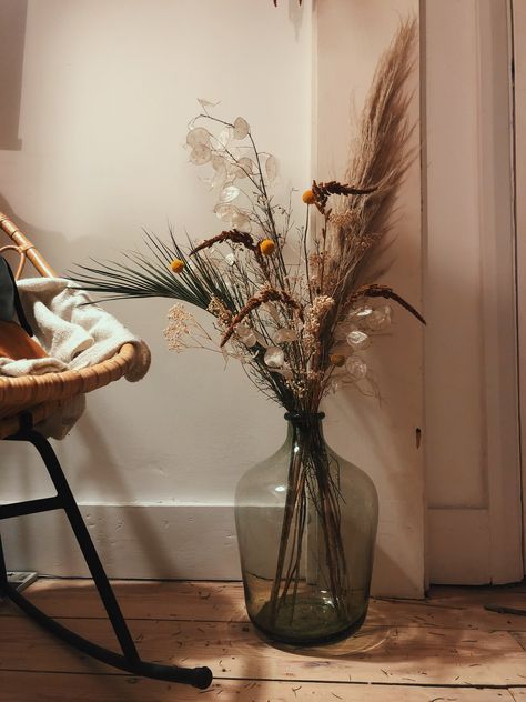 Dried Flowers In A Vase, Dark Corner Decorating Ideas, Vase With Dried Flowers, Dried Flowers Vase, Pampas Grass Decor, Flower Vase Arrangements, Branch Decor, Dark Corners, Home Flowers