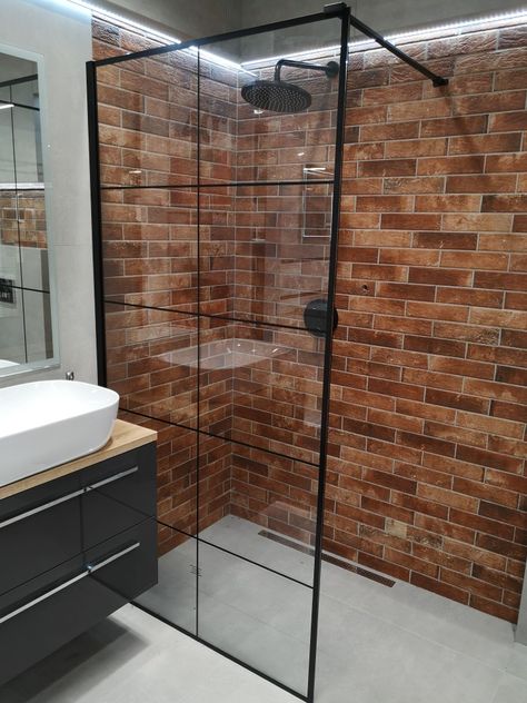 Brick Bathroom Ideas, Village Bathroom, Tiny House Room, Brick Bathroom, Small Bathroom With Shower, Industrial Style Bathroom, Shower Basin, Brick Interior, Loft Bathroom