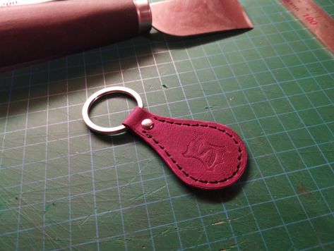 Diy Leather Keychain, Leather Keychain Diy, Simple Keychain, Leather Keychains, Leather Key Fobs, Leather Keyring, Leather Key, Leather Keychain, Key Fobs