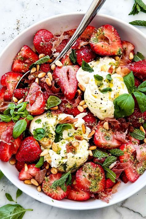 This strawberry burrata salad with crispy prosciutto, pine nuts, and a pesto balsamic vinegar dressing is a delicious appetizer or side dish. Pomegranate Desserts, Foodiecrush Recipes, Fourth Of July Recipes, Big Salads, Easy Dinner Sides, Balsamic Vinegar Dressing, Smoked Salmon And Eggs, Spring Recipes Dinner, Crispy Prosciutto