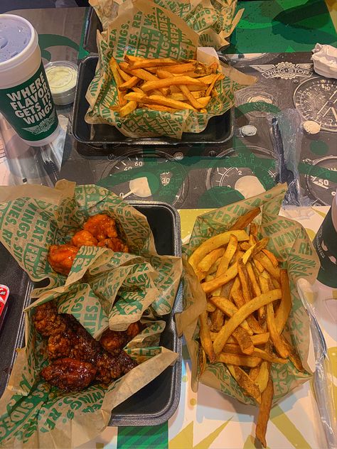 Nice Food Pictures, Wings Aesthetic Food, Wing Stop Aesthetic, Food Wingstop, Wing Stop Fries, Wingstop Aesthetic, Wingstop Fries, Food Lover Aesthetic, Wingstop Wings