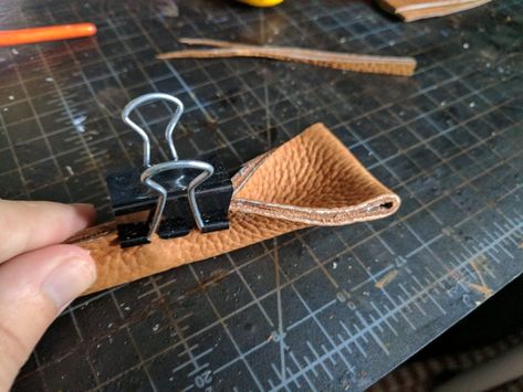 Handbag Handles Ideas, Leather Bag Ideas Handmade, Diy Bag Handles Ideas, Leather Handles Diy, Leather Bag Closure Ideas, Bag Handles Ideas, Leather Purse Diy, Diy Purse Handles, Diy Bag Handles