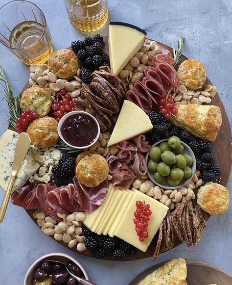 Chacutery Board Aesthetic, Charcuterie Picnic, Charcuterie Appetizers, Foreign Food, Charcuterie Inspiration, Party Food Platters, Charcuterie Recipes, Food Displays, Picnic Food