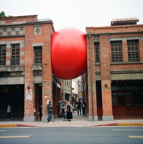 Red Ball Project by Kurt Perschke, photo by Yu-Cheng Hsiao (Taipei) Mata Air, Eye Ball, Urbane Kunst, Red Ball, Wow Art, Sculpture Installation, Outdoor Art, Land Art, Public Art