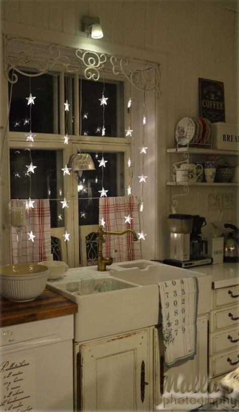 45 Inspiring ways to decorate your home with string lights Koti Diy, Chic Kitchen, Shabby Chic Kitchen, Shabby Chic Homes, Decor Minimalist, The Ceiling, Christmas Kitchen, Style At Home, Shabby Chic Furniture