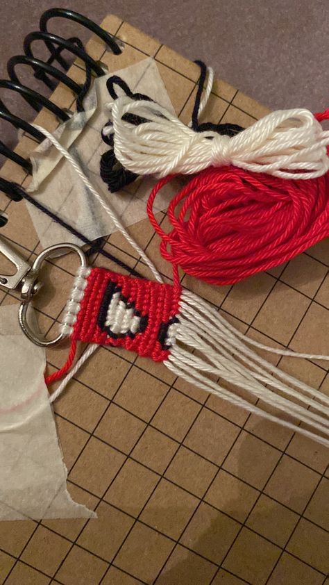 Crochet Ideas Boyfriend, Spiderman Things To Make, Spiderman Bracelet Tutorial, Crochet Spiderman Keychain, Spider Man Friendship Bracelet, Spider Man Bracelet Pattern, Crochet Ideas For Boyfriend, Crochet For Boyfriend, Alpha Pattern Keychain