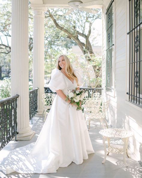 Fat Bride, Green Bridal Bouquet, Effortless Wedding, Industrial Wedding Inspiration, Engagement Season, Bouquet Bride, Winter Wedding Colors, Bouquets Wedding, Rooftop Wedding