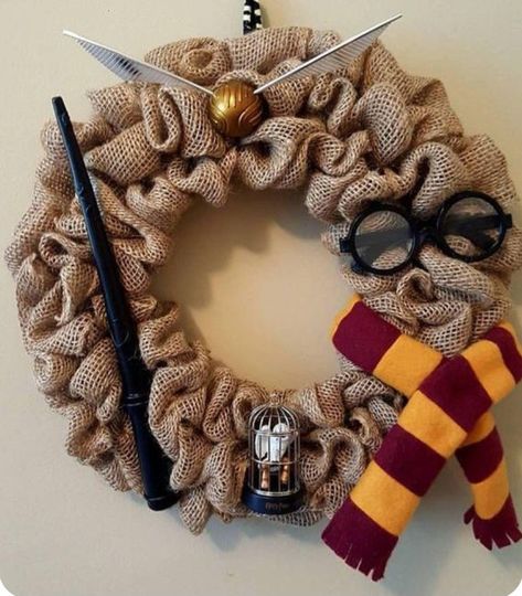 Harry Potter Wreath Diy, Christmas Harry Potter Decoration, Harry Potter Theme Christmas, Wreath Christmas Diy, Harry Potter Wreath, Door Crown, Harry Potter Christmas Ornaments, Harry Potter Christmas Decorations, Gryffindor Scarf