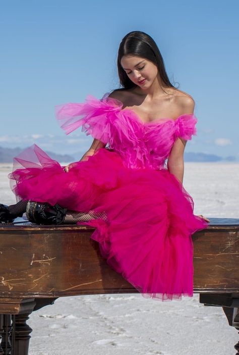 Olivia Rodrigo Pink, Celebrity Style Red Carpet, Dress Images, Celebrity Art, Fav Celebs, Olivia Rodrigo, Gigi Hadid, Famous Celebrities, All I Want