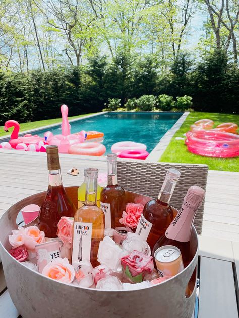 Luxurious Bachelorette Party, Swimming Pool Bachelorette Party, Pink Pool Decorations, Pink Floral Bachelorette Party, Bachelorette Party Decorations Pool, Bachelorette Party Ideas Pink Theme, Bachelorette Outdoor Decor, Pool Party Ideas Pink, Pink And Green Pool Party