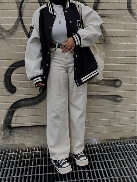 Baggy Outfits Aesthetic Korean, How To Style Black Varsity Jacket, Aesthetic Letterman Jacket, Hoodies Hijab Style, Baggy Varsity Jacket Outfit, Winter Outfits With Black Converse, Outfits With Baseball Jacket, Hijabi Varsity Jacket Outfit, Hijabi Converse Outfit