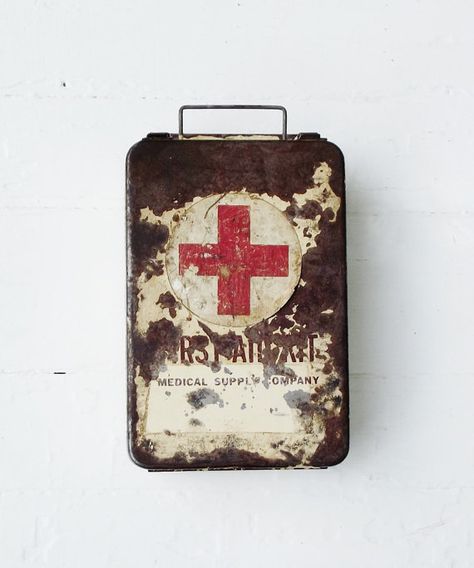 Vintage First Aid Kit Old First Aid Kit, First Aid Aesthetic, Cyberpunk Wasteland, First Aid Kit Aesthetic, Vintage First Aid Kit, Basic First Aid, Medicine Boxes, Medical Kit, Vintage Medical