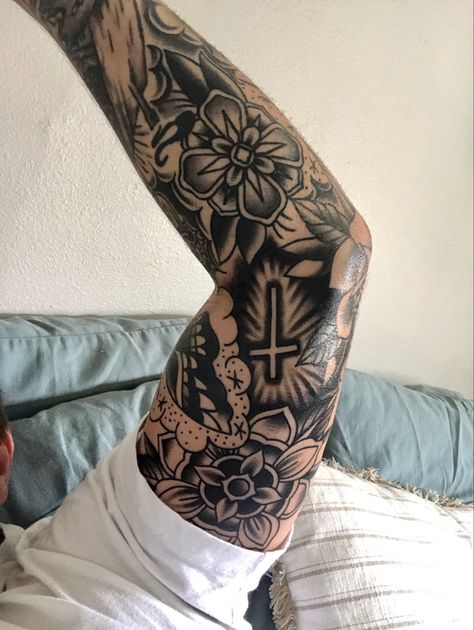 Tattoo fillers. Traditional american Traditional Tattoo Sleeve Filler, Fill In Tattoo Ideas, Traditional Tattoo Filler, Old School Tattoo Sleeve, Traditional Tattoo Man, Tato Flash, Mangas Tattoo, Tattoo Sleeve Filler, Traditional Black Tattoo