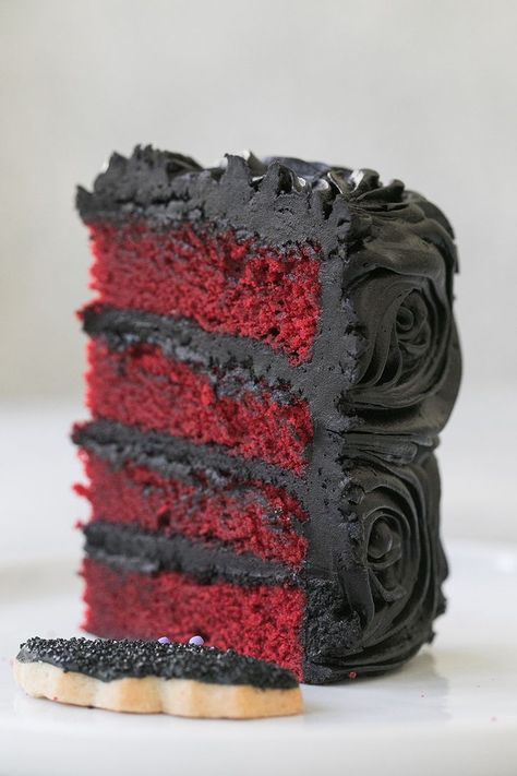 Gothic Drip Cake, Small Gothic Wedding Cake, Black Cake Halloween, Red Velvet Cake Halloween, Black Red Velvet Cake, Black Dessert Ideas, All Black Halloween Party, Halloween Red Velvet Cake, Gothic Wedding Ceremony Decor