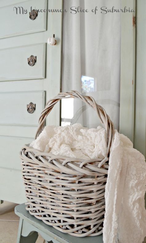 Make a brown basket look like a french antique basket Antique Basket, French Country Rug, Basket Makeover, Brown Basket, French Country Bathroom, Painted Baskets, Brown Baskets, Diy Vintage Decor, Wicker Basket