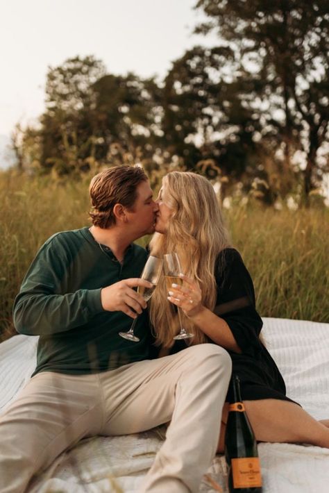 Champagne Golden Engagement Photos Blanket Poses, Vineyard Engagement Photos, Summer Engagement Pictures, Engagement Photo Shoot Beach, Picnic Engagement Photos, Fall Date Ideas, Engagement Pictures Beach, Farm Engagement Photos, Engagement Photo Props