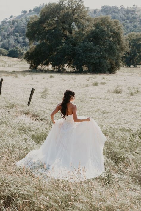 Wedding Dress Photoshoot, Beautiful Engagement Ring, Runaway Bride, Solo Photo, Star Photography, Bridal Poses, Marrying My Best Friend, Bride Photo, Second Story