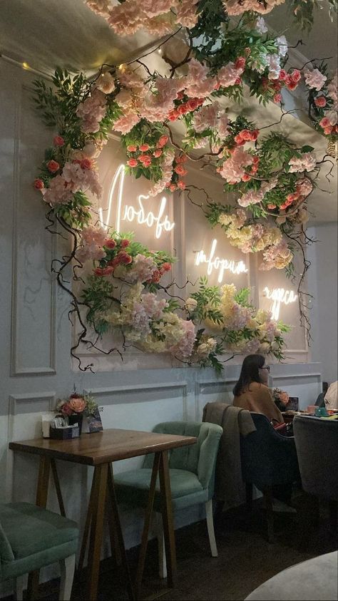 Floral Bakery Interior, Floral Restaurant Design, Coffee Shop With Flowers, Flower Cafe Interior, Instagrammable Walls Interior, Flower Coffee Shop, Floral Restaurant, Floral Cafe, Flower Room Decor