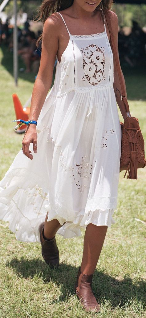 Eyelet lace dress // festival style Festival Mode, Eyelet Lace Dress, Fest Outfits, Bohol, Cosplay Dress, Mode Inspo, Festival Dress, Estilo Boho, Festival Outfit