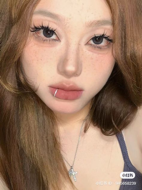 chinese // douyin makeup Douyin Makeup On Western Features, Chinese Douyin Makeup, Chinese Douyin, Makeup Douyin, Acubi Style, Piercing Inspo, Douyin Makeup, Ulzzang Makeup, Cute Makeup Looks