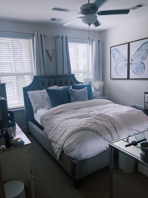 Light Blue Gray And White Bedroom, Blue White Gray Bedroom Aesthetic, Blue Gray And Gold Bedroom, Blue And Grey Room Ideas, Blue And Grey Bedroom Aesthetic, Icy Blue Bedroom, Bedroom Ideas Grey And Blue, Denim Bedroom Ideas, Grey And Light Blue Bedroom