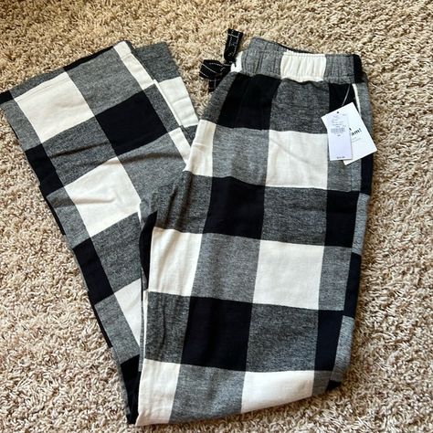 Nwt Old Navy Black And White Check Flannel Pj Pants Cute Pj Pants, Christmas Pj Pants, Taylor Swift Playlist, Cow Stuff, Flannel Pj Pants, Christmas Pajama Pants, Christmas Pj, Black And White Flannel, Flannel Pants