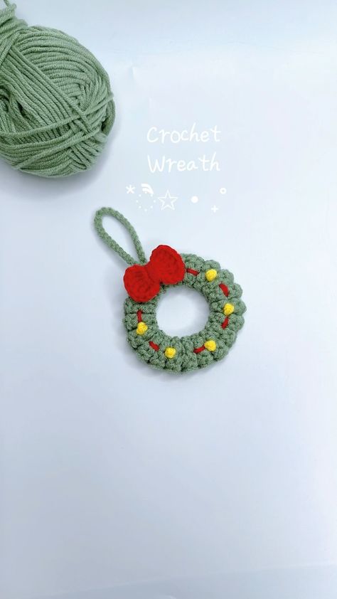 Instagram Christmas Wreath Crochet, Crochet Wreath Ornament, Wreath Crochet, Knit Christmas Ornaments, 2023 Crochet, Crochet Christmas Trees Pattern, Crochet Christmas Wreath, Wreath Ornaments, Crochet Wreath