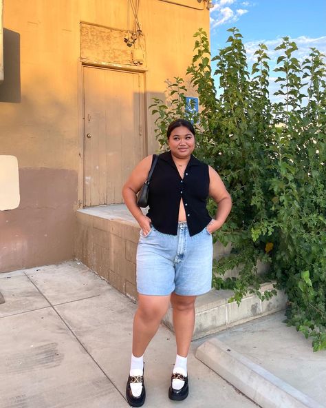 Fashion Outfits Midsize Summer, Midsized Girls Outfits Summer, Plus Size Jorts Outfit Idea, Plus Size Summer Outfits Aesthetic, Androgynous Fashion Summer, Dad Shorts Outfits, Plus Size Summer Outfits Casual, Curvy Outfits Summer, Summer Outfit Plus Size