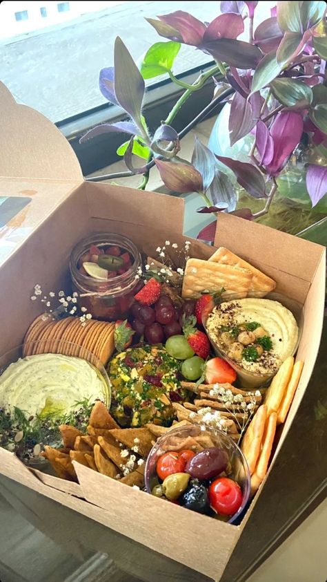 #vegan
#bistro
#brunchbox
#brunch
#hummus
#pitabread
#fruits
#veganbox
#mediterranean
#indian
#Mitsy_Bitsy 
#vegetarian Healthy Bistro Box Ideas, Picnic Lunch Box Ideas, Boxed Picnic Lunch, Savory Picnic Food, Vegan Hummus Board, Picnic Food Ideas Vegan, Pita Charcuterie Board, Picnic Box Ideas Food, Vegan Picnic Food Ideas