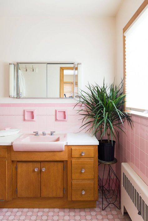 Dream Ensuite, Mid Mod Bathroom, Island Apartment, Mcm Bedroom, Baños Shabby Chic, Pink Tile, Mid Century Modern Bathroom, Dining Room Paint, Mid Century Bathroom