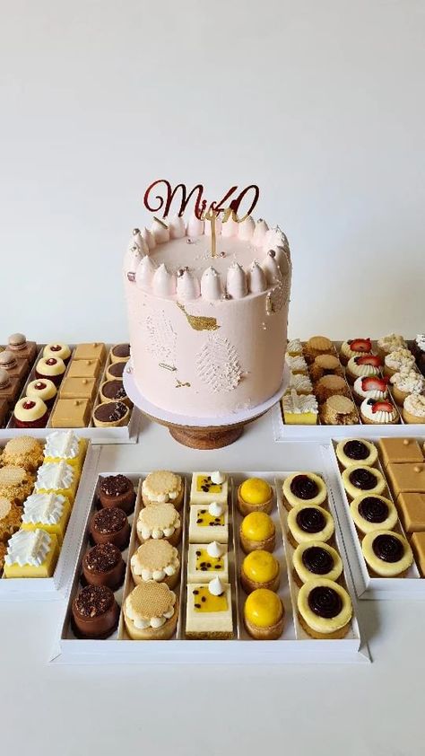 Box Dulce, Dulce Candy, Modern Cakes, Dessert Boxes, Gourmet Desserts, Pastry Art, Dessert Buffet, Mini Donuts, Cute Birthday Cakes