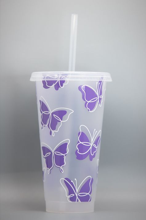 ♡ This Butterfly 24oz customized reusable cold cup is a perfect gift for any occasion! This cold cup comes with a clear lid and a clear reusable plastic straw!  ♡ Name Personalization ♡  - Type in the name you would like on the cup in the personalization box below! (Max 9 letters) - Vinyl types: Glossy, Metallic, Holo, Chrome - Based on font example photo, the fonts using capital letters can only be in capital letters while the fonts in lowercase can be in both capital and lowercase letters **Pl Cute Plastic Cups, Tumblr Cup Designs Vinyl, Vinyl Cups Ideas, Plastic Cups Design, Simple Circuit, Cute Coffee Cups, Acrylic Cups, Cup Decal, Pretty Cups