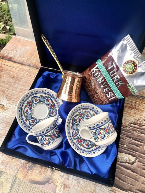 Title; Turkish Coffee Set Gift Box, Traditional Turkish Coffee Cup Pot Gift Set for Him, Greek Arabic Coffee Making Set Gift for Coffee Lovers (Coffee set for 2 person) 2pcs Topkapı design porcelain coffee cups 2pcs Topkapı design cup coaster 1pc    Copper coffee pot 1pc.    Turkish Coffee 100gr 1pc.     Velvet navy blue gift box 📦 Turkish Coffee Set, Design Cup, Turkish Coffee Cups, Arabic Coffee, Coffee Making, Coffee Cup Design, Tea Culture, Cup Coaster, Turkish Coffee