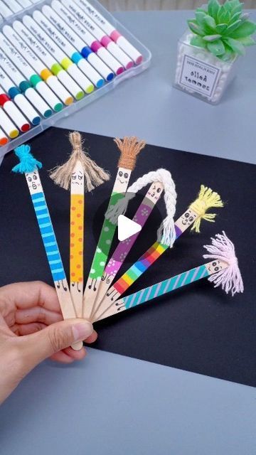 Popsicle Stick Bookmarks Diy, Glue Stick Art, Ice Cream Stick Crafts For Kids, Ice Cream Stick Bookmark, Popsicle Bookmarks, Book Marks For Kids, Stick Bookmarks, Bookmarks Kids Craft, Bookmarks Diy Kids